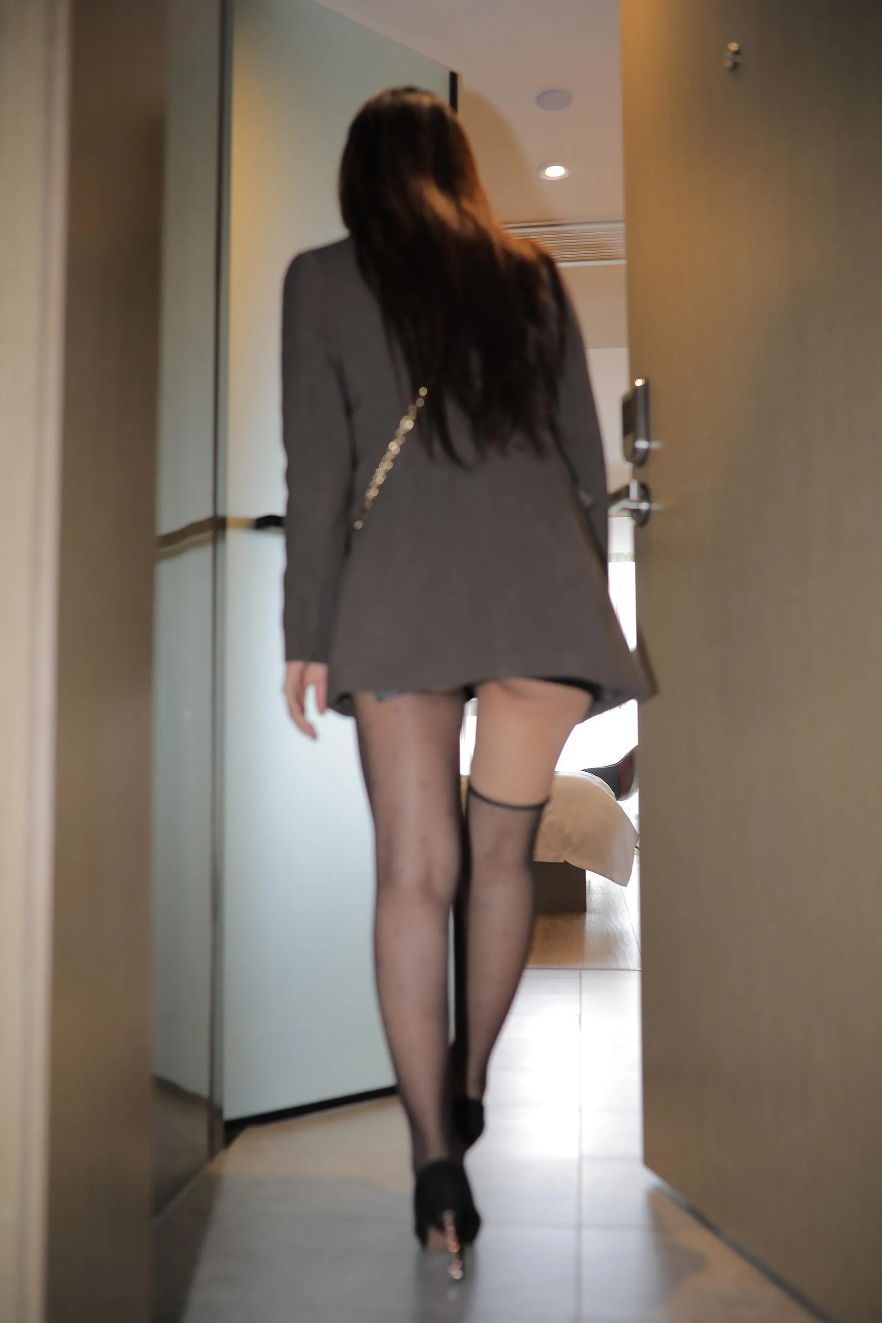 魔镜街拍 NO.181 牛男街拍 去休假的黑丝皮裙美女 [763P]插图7